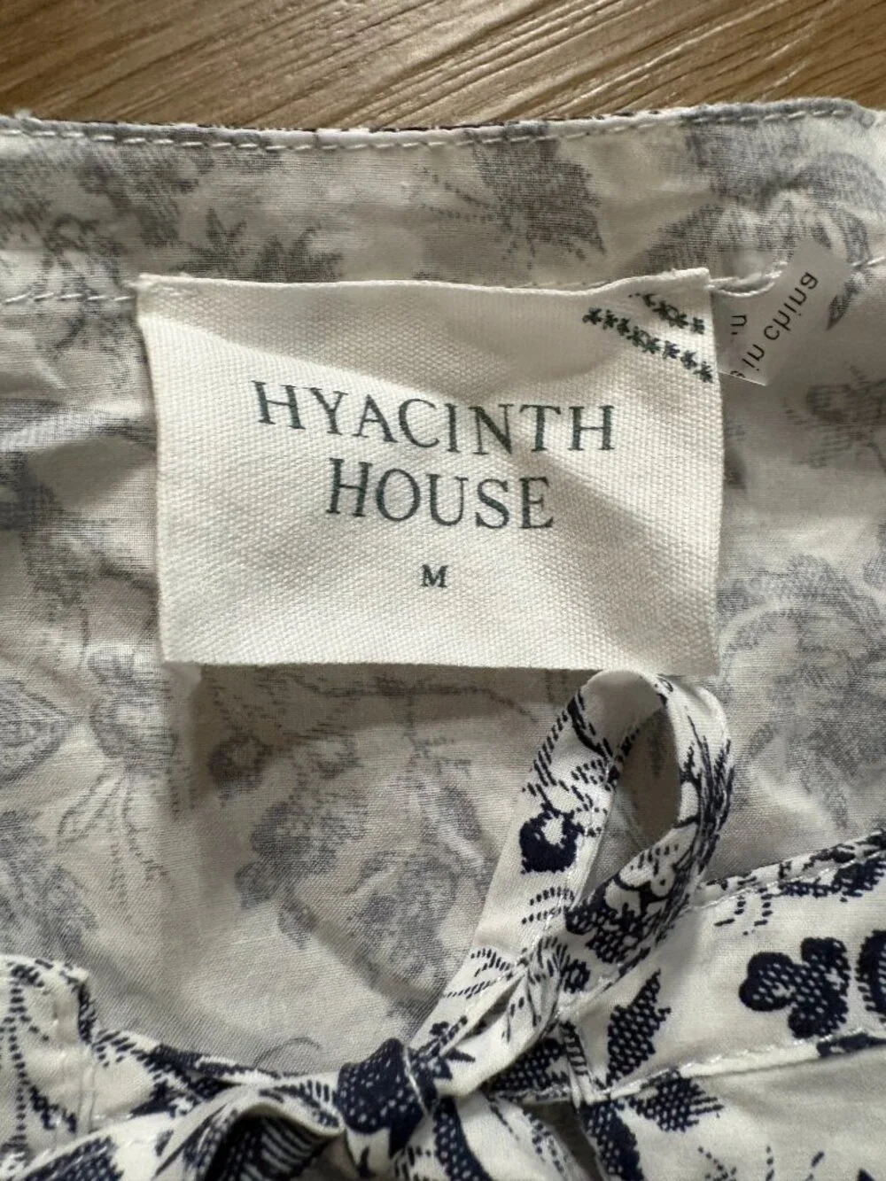 Tuckernuck Nadia Blouse size M medium floral ruffle top navy blue white Hyacinth